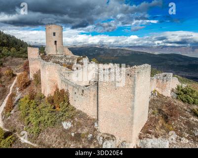 Castello di Bominaco : forteresse médiévale du XVe siècle surplombant le plateau Navelli et les majestueux sommets des Apennins dans les Abruzzes Banque D'Images