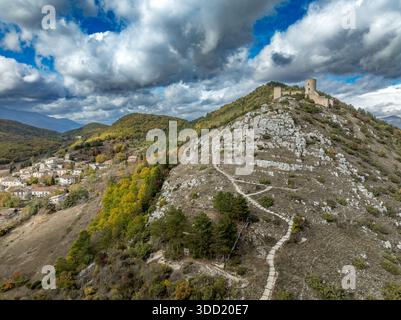 Castello di Bominaco : forteresse médiévale du XVe siècle surplombant le plateau Navelli et les majestueux sommets des Apennins dans les Abruzzes Banque D'Images