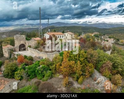 Vue aérienne de Castello médiéval Borgo en Italie la région de L'Aquila avec les ruines du château, porte de ville automne feuillage coloré Banque D'Images