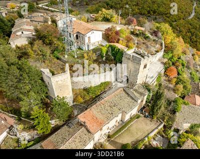 Vue aérienne de Castello médiéval Borgo en Italie la région de L'Aquila avec les ruines du château, porte de ville automne feuillage coloré Banque D'Images