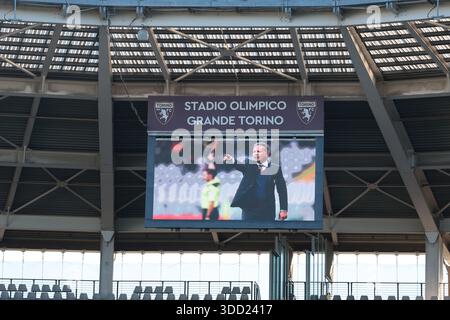 Turin, Italie. 27 décembre 2025. Une image de l'ancien footballeur serbe Sinisa Mihajlovic est montrée sur l'écran du stade avant le match Torino vs Cagliari Serie A au Stadio Grande Torino, Turin. Le crédit photo devrait se lire : Jonathan Moscrop/Sportimage crédit : Sportimage Ltd/Alamy Live News Banque D'Images