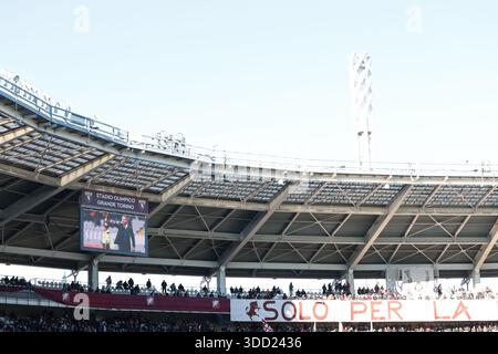 Turin, Italie. 27 décembre 2025. Une image de l'ancien footballeur serbe Sinisa Mihajlovic est montrée sur l'écran du stade avant le match Torino vs Cagliari Serie A au Stadio Grande Torino, Turin. Le crédit photo devrait se lire : Jonathan Moscrop/Sportimage crédit : Sportimage Ltd/Alamy Live News Banque D'Images