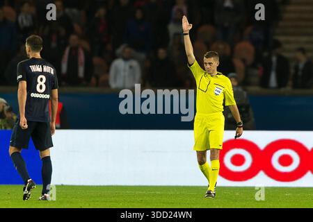 C) ERIC BALEDENT / / MAXPPP - Clément Turpin a été nommé meilleur arbitre au monde en 2025. FICHES ˆ PARIS 16 LE 25-10-2015 - LIGUE 1 (JOURNEE 11) PARIS SAINT GERMAIN FOOTBALL CLUB VS ASSOCIATION SPORTIVE DE SAINT ETIENNE - CLEMENT TURPIN SIGNATURE UN HORS JEU Banque D'Images