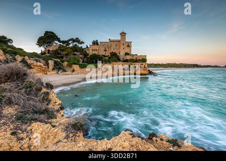 Falaises escarpées surplombant les eaux turquoises et une plage de sable, Jovera, Tarragone, Espagne Banque D'Images