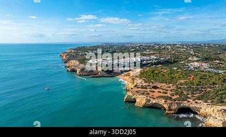 Aérien des célèbres grottes de Benagi dans l'Algarve Portugal Banque D'Images