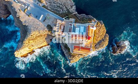 Aérien haut en bas du phare Cabo Vicente près de Sagres au Portugal Banque D'Images