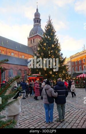 Touristes méconnus au marché de Noël près de la cathédrale de Riga le soir à Riga, Lettonie Banque D'Images