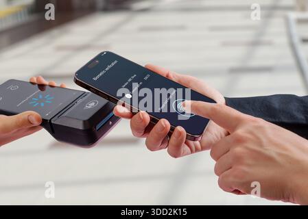Authentification biométrique sur smartphone pendant le paiement mobile, montrant la vérification des empreintes digitales et le flux d'autorisation sécurisé entre le téléphone et le POS ter Banque D'Images