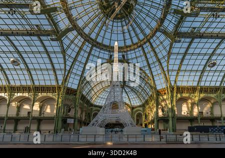 Paris,France - 12 27 2025 : le Grand Palais des glaces : vue panoramique sur la grande patinoire éphémère de Noël avec la Tour Eiffel blanche dans le m Banque D'Images