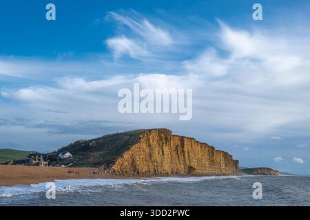 Les superbes falaises de West Bay à West Bay près de Bridport avec un doux soleil d'hiver illuminant les falaises. Banque D'Images