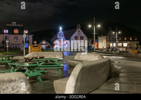 Noël à West Bay près de Bridport avec un arbre de Noël central fait de pots de homard et de bouées d'amarrage la nuit. Banque D'Images