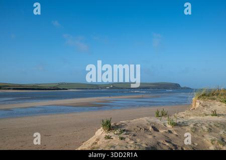 Vue sur l'estuaire sablonneux de Camel à Rock vers Hawker's Cove en Cornouailles Banque D'Images
