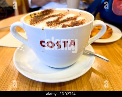 Tasse de cappuccino dans un café Costa Banque D'Images