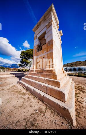 Une vue capturant la perspective diagonale de la tour Sant Josep, soulignant la pierre solide et étagée de sa base et le contraste entre le an Banque D'Images