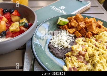 Puebla Mexique, San Pedro Cholula, Avenida Morelos, restaurant de petit déjeuner Amalia, table à manger en plein air, table de restaurant, assiette de petit déjeuner, repas brunch Banque D'Images