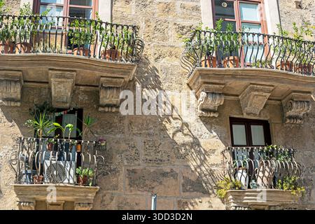 Pots de fleurs sur les balcons. Voyager en Italie Banque D'Images