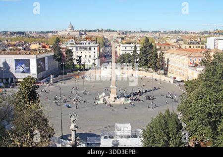 Rome, Italie : vue sur la Piazza del Popolo, y compris l'obélisque Flaminio, et la basilique Saint-Pierre lointaine, depuis la terrasse Pincio dans les jardins de la Villa Borghèse Banque D'Images