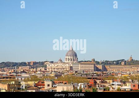 Rome, Italie : vue vers la lointaine basilique Saint-Pierre, Cité du Vatican, depuis la terrasse Pincio dans les jardins de la Villa Borghèse Banque D'Images