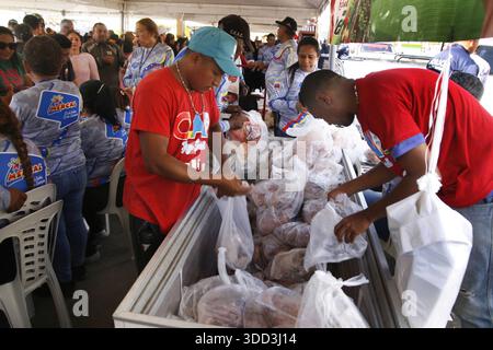 Venezuela - San Francisco - samedi 27 décembre 2025. Les Vénézuéliens ont acheté de la nourriture pour leur dîner de la Saint-Sylvestre à des prix subventionnés ce samedi 27 décembre dans la municipalité de San Francisco au Venezuela. Le maire de la municipalité du sud, Héctor Soto, et son administration, avec le soutien de l'entreprise alimentaire publique MERCAL, ont organisé le « marché fermier » afin que les familles vénézuéliennes puissent acheter de la nourriture et des produits de base à des prix abordables, y compris des légumes, de la farine, du lait, des fruits, céréales, protéines, œufs et riz, entre autres. Banque D'Images