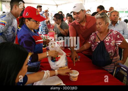 Venezuela - San Francisco - samedi 27 décembre 2025. Les Vénézuéliens ont acheté de la nourriture pour leur dîner de la Saint-Sylvestre à des prix subventionnés ce samedi 27 décembre dans la municipalité de San Francisco au Venezuela. Le maire de la municipalité du sud, Héctor Soto, et son administration, avec le soutien de l'entreprise alimentaire publique MERCAL, ont organisé le « marché fermier » afin que les familles vénézuéliennes puissent acheter de la nourriture et des produits de base à des prix abordables, y compris des légumes, de la farine, du lait, des fruits, céréales, protéines, œufs et riz, entre autres. Banque D'Images