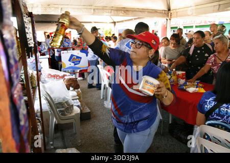 Venezuela - San Francisco - samedi 27 décembre 2025. Les Vénézuéliens ont acheté de la nourriture pour leur dîner de la Saint-Sylvestre à des prix subventionnés ce samedi 27 décembre dans la municipalité de San Francisco au Venezuela. Le maire de la municipalité du sud, Héctor Soto, et son administration, avec le soutien de l'entreprise alimentaire publique MERCAL, ont organisé le « marché fermier » afin que les familles vénézuéliennes puissent acheter de la nourriture et des produits de base à des prix abordables, y compris des légumes, de la farine, du lait, des fruits, céréales, protéines, œufs et riz, entre autres. Banque D'Images