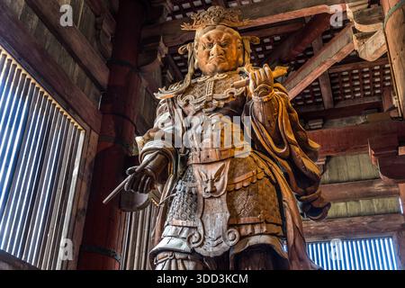 Sculpture sur bois d'un guerrier au temple Todai-ji, Nara, préfecture de Nara, Japon Banque D'Images