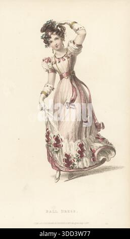 Femme à la mode dans la robe de balle dansant un quadrille. Frotte de crêpe blanche lisse sur un feuillet de satin rose, corsage orné de noeuds pendants roses, manches courtes bouffantes avec boucles d'épaulette rose, jupe avec bouffement complet de crêpe lisse garnie de roses de mousse et de rubans de gaze. Écharpe rose ombragée. Cheveux avec des boucles à l'avant, en tresses en haut en dessous d'une couronne de boucles décorées de convolvulus bleus. Chaîne et lunettes parisiennes en or. Elle saute d'une main sur la tête et soulève sa jupe de l'autre. Gravure sur cuivre colorée à la main par Thomas Uwins aka Arbiter Elegantiarum de Rudolph Ackermann Banque D'Images