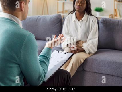 Psychologue parlant au patient triste pendant la thérapie Banque D'Images