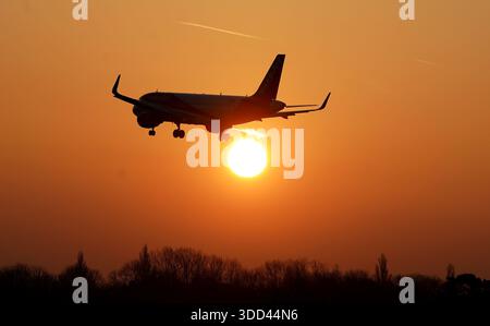 EMBARGO SUR 0001 LUNDI DÉCEMBRE 29 fichier photo datée du 17/02/25 d'un avion EasyJet arrivant pour atterrir à l'aéroport de Londres Gatwick alors que le soleil se lève au-dessus de Crawley, West Sussex. Les passagers aériens sont avertis de préparer une augmentation des billets alors que les aéroports régionaux du Royaume-Uni seront confrontés à des augmentations « sans précédent » de l'impôt foncier l'année prochaine. L'analyse des données officielles du gouvernement pour l'Association de la presse a révélé que les aéroports régionaux sont parmi ceux qui sont confrontés aux augmentations les plus fortes des taux d'affaires de tous les secteurs au Royaume-Uni dans un contexte de refonte des évaluations immobilières sous-jacentes à la taxe. Date d'émission : lundi 29 décembre 2025. Banque D'Images