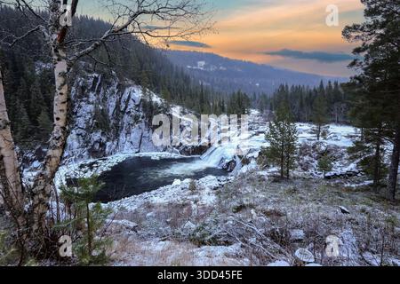 Cascade gelée enneigée Eidfossen située sur la rivière Gaula dans le comté de Troendelag, Norvège Banque D'Images