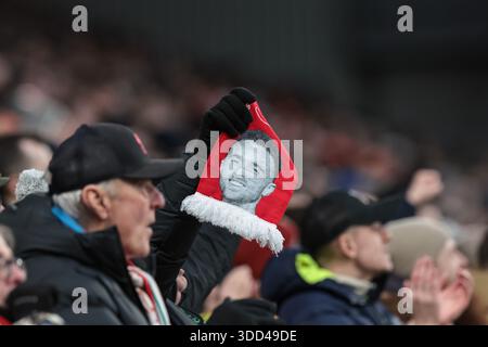 Liverpool, Royaume-Uni. 27 décembre 2025. Un fan tient une écharpe Diogo Jota pendant le match de premier League Liverpool vs Wolverhampton Wanderers à Anfield, Liverpool, Royaume-Uni, 27 décembre 2025 (photo par Mark Cosgrove/News images) *** GER AUT sui OUT *** Credit : News images LTD/Alamy Live News Banque D'Images