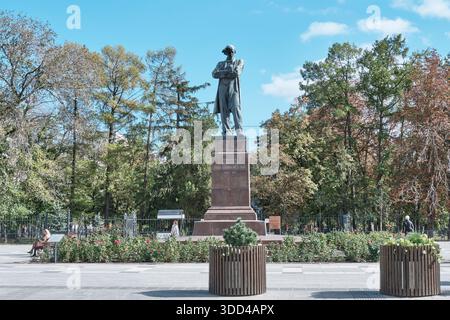 Saratov, Russie - 29 septembre 2025 : statue en bronze pleine longueur de l'écrivain et philosophe russe Nikolaï Tchernyshevsky sur un grand piédestal, entouré de b Banque D'Images