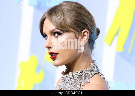 (FILE) Taylor Swift a acclamé Travis Kelce au match de Noël des Chiefs de Kansas City contre les Broncos de Denver le jeudi 25 décembre 2025. NEWARK, NEW JERSEY, États-Unis - AOÛT 28 : L'auteur-compositeur-interprète américain et icône culturelle Taylor Swift portant une robe Oscar de la Renta, des chaussures Christian Louboutin et des bijoux Lorraine Schwartz arrive aux MTV Video Music Awards 2022 qui se tiennent au Prudential Center le 28 août 2022 à Newark, New Jersey, États-Unis. (Photo de Xavier Collin/image Press Agency) Banque D'Images