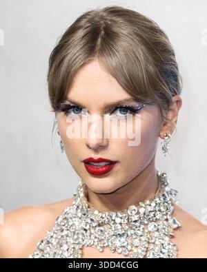 (FILE) Taylor Swift a acclamé Travis Kelce au match de Noël des Chiefs de Kansas City contre les Broncos de Denver le jeudi 25 décembre 2025. NEWARK, NEW JERSEY, États-Unis - AOÛT 28 : L'auteur-compositeur-interprète américain et icône culturelle Taylor Swift portant une robe Oscar de la Renta, des chaussures Christian Louboutin et des bijoux Lorraine Schwartz arrive aux MTV Video Music Awards 2022 qui se tiennent au Prudential Center le 28 août 2022 à Newark, New Jersey, États-Unis. (Photo de Xavier Collin/image Press Agency) Banque D'Images