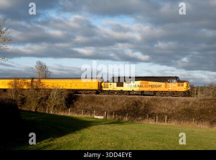 Colas Rail classe 37 locomotive diesel n° 37057 'Barbara Arbon' alimentant un train d'essai à Hatton Bank, Warwickshire, Royaume-Uni Banque D'Images
