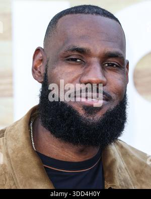 (FILE) LeBron James commente à propos de son 20e match de Noël : « je préfère être à la maison avec ma famille ». WESTWOOD, LOS ANGELES, CALIFORNIE, États-Unis - 01 JUIN : le joueur de basket-ball professionnel américain des Los Angeles Lakers de la National Basketball Association LeBron James arrive à la première de Los Angeles de 'Hustle' de Netflix qui s'est tenue au Regency Village Theatre le 1er juin 2022 à Westwood, Los Angeles, Californie, États-Unis. (Photo de Xavier Collin/image Press Agency) Banque D'Images