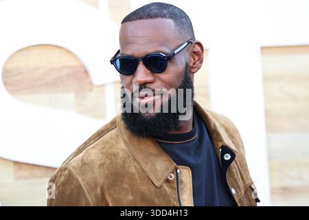 (FILE) LeBron James commente à propos de son 20e match de Noël : « je préfère être à la maison avec ma famille ». WESTWOOD, LOS ANGELES, CALIFORNIE, États-Unis - 01 JUIN : le joueur de basket-ball professionnel américain des Los Angeles Lakers de la National Basketball Association LeBron James arrive à la première de Los Angeles de 'Hustle' de Netflix qui s'est tenue au Regency Village Theatre le 1er juin 2022 à Westwood, Los Angeles, Californie, États-Unis. (Photo de Xavier Collin/image Press Agency) Banque D'Images