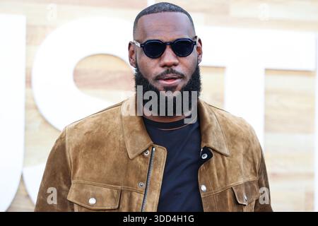 (FILE) LeBron James commente à propos de son 20e match de Noël : « je préfère être à la maison avec ma famille ». WESTWOOD, LOS ANGELES, CALIFORNIE, États-Unis - 01 JUIN : le joueur de basket-ball professionnel américain des Los Angeles Lakers de la National Basketball Association LeBron James arrive à la première de Los Angeles de 'Hustle' de Netflix qui s'est tenue au Regency Village Theatre le 1er juin 2022 à Westwood, Los Angeles, Californie, États-Unis. (Photo de Xavier Collin/image Press Agency) Banque D'Images