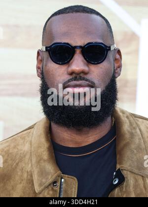 (FILE) LeBron James commente à propos de son 20e match de Noël : « je préfère être à la maison avec ma famille ». WESTWOOD, LOS ANGELES, CALIFORNIE, États-Unis - 01 JUIN : le joueur de basket-ball professionnel américain des Los Angeles Lakers de la National Basketball Association LeBron James arrive à la première de Los Angeles de 'Hustle' de Netflix qui s'est tenue au Regency Village Theatre le 1er juin 2022 à Westwood, Los Angeles, Californie, États-Unis. (Photo de Xavier Collin/image Press Agency) Banque D'Images