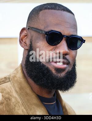 (FILE) LeBron James commente à propos de son 20e match de Noël : « je préfère être à la maison avec ma famille ». WESTWOOD, LOS ANGELES, CALIFORNIE, États-Unis - 01 JUIN : le joueur de basket-ball professionnel américain des Los Angeles Lakers de la National Basketball Association LeBron James arrive à la première de Los Angeles de 'Hustle' de Netflix qui s'est tenue au Regency Village Theatre le 1er juin 2022 à Westwood, Los Angeles, Californie, États-Unis. (Photo de Xavier Collin/image Press Agency) Banque D'Images