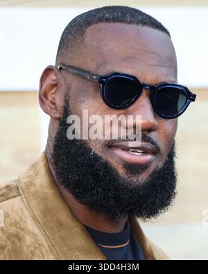 (FILE) LeBron James commente à propos de son 20e match de Noël : « je préfère être à la maison avec ma famille ». WESTWOOD, LOS ANGELES, CALIFORNIE, États-Unis - 01 JUIN : le joueur de basket-ball professionnel américain des Los Angeles Lakers de la National Basketball Association LeBron James arrive à la première de Los Angeles de 'Hustle' de Netflix qui s'est tenue au Regency Village Theatre le 1er juin 2022 à Westwood, Los Angeles, Californie, États-Unis. (Photo de Xavier Collin/image Press Agency) Banque D'Images