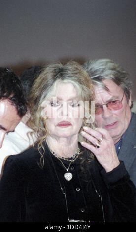ARCHIVES - LE NOEL DES ANIMAUX A LEVALLOIS PERRET FR 2004 - BRIGITTE BARDOT ET ALAIN DELON. POTIN/APS-MEDIAS/ABACAPRESS.COM Banque D'Images