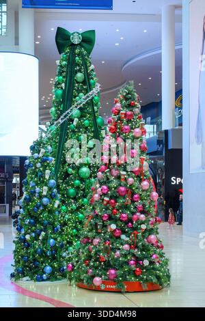 Arbres de Noël décorés exposés à l'intérieur d'un centre commercial avec des ornements colorés et des lumières dans le centre commercial Yorkdale Mall Banque D'Images