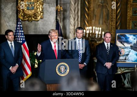 Le président Donald Trump prend la parole depuis un podium flanqué de responsables américains tout en annonçant des plans pour une « flotte d’or » de nouveaux cuirassés de la marine américaine lors d’un événement à Mar-a-Lago à Palm Beach, Floride, le 22 décembre 2025. Image reproduite avec l'aimable autorisation de la Maison Blanche. Banque D'Images