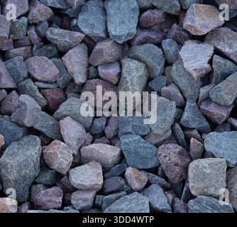Plusieurs roches sur le sol dans un rail comme vu d'en haut de multiples couleurs et formes de pierres dures pour fond d'écran ou fond horizontal Banque D'Images