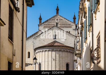 La cathédrale de Vérone, également connue sous le nom de Duomo di Verona, présente des détails architecturaux complexes et une horloge étonnante. Banque D'Images