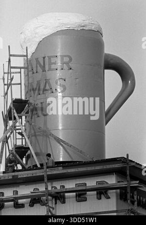 Années soixante, 15.09.1966, Allemagne, festival folklorique, Festival de la bière de Munich 1966, derniers travaux de construction sur le terrain du festival Theresienwiese juste avant l'ouverture, reproduction d'une mesure de bière, bière stein, Munich, haute-Bavière, Bavière Banque D'Images