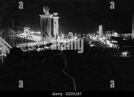 Années soixante, 20.09.1966, Allemagne, festival folklorique, Festival de la bière de Munich 1966, vue panoramique sur le terrain du festival Theresienwiese illuminé la nuit, Munich, Isar, haute-Bavière, Bavière Banque D'Images