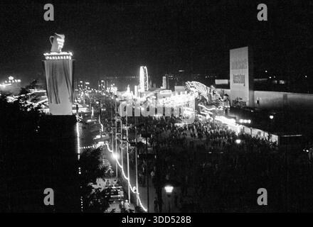 Années soixante, 20.09.1966, Allemagne, festival folklorique, Festival de la bière de Munich 1966, vue panoramique sur le terrain du festival Theresienwiese illuminé la nuit, Munich, Isar, haute-Bavière, Bavière Banque D'Images