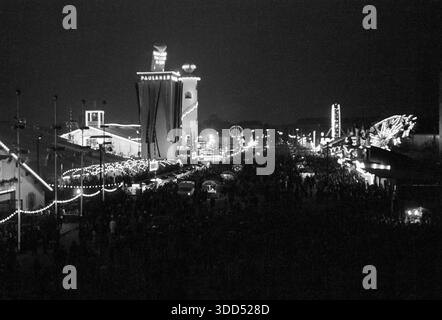 Années soixante, 20.09.1966, Allemagne, festival folklorique, Festival de la bière de Munich 1966, vue panoramique sur le terrain du festival Theresienwiese illuminé la nuit, Munich, Isar, haute-Bavière, Bavière Banque D'Images